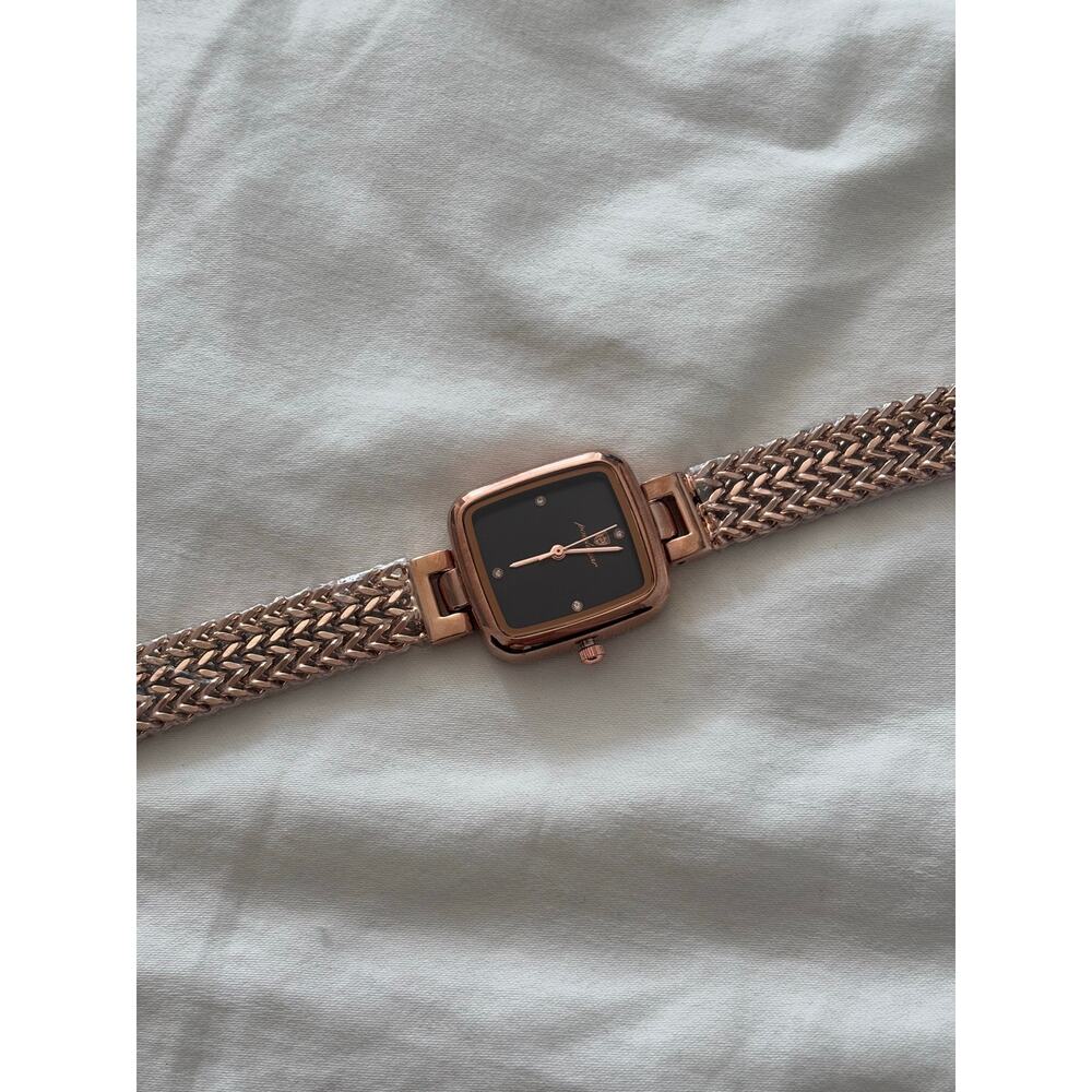 Rose gold watch with black accents - Picture 7 of 7